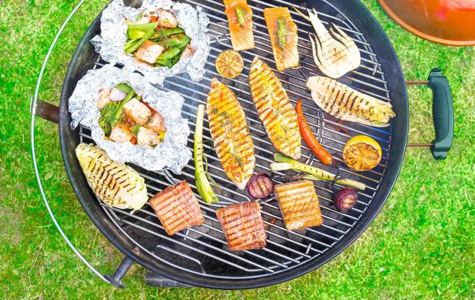 en kulegrill med fisk