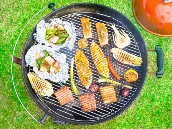 en kulegrill med fisk