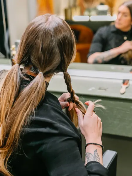 Dame med hår stylet og spenner i håret