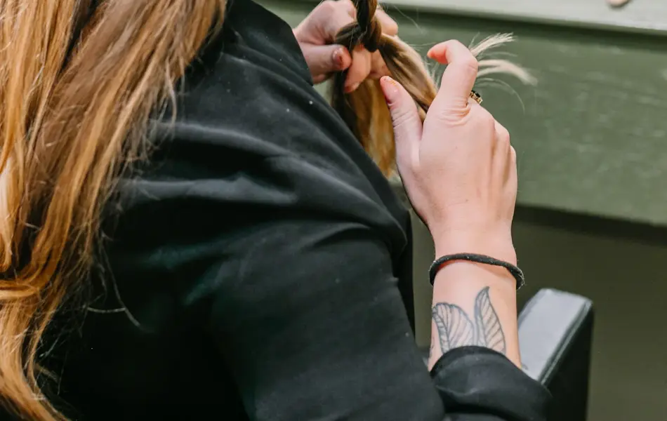 Dame med hår stylet og spenner i håret