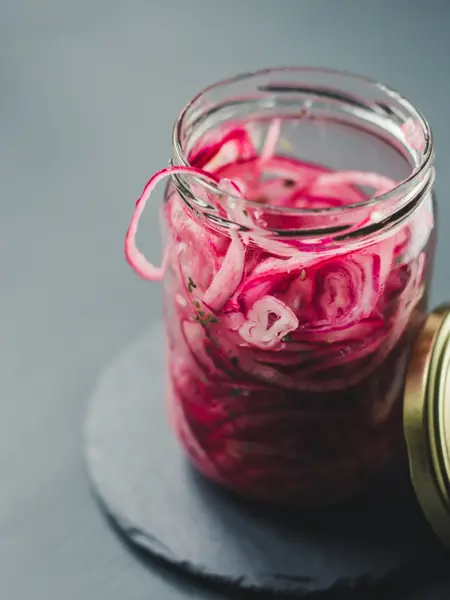 Glass med syltet rødløk