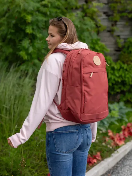 Barn med sekk og veske