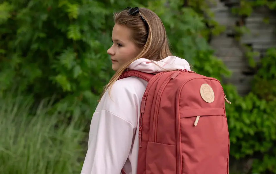 Barn med sekk og veske