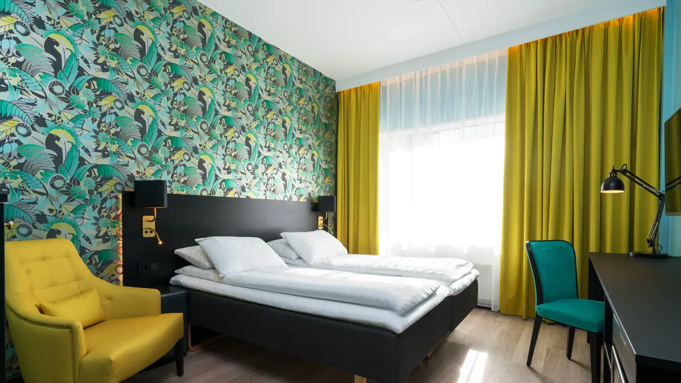 Soverom twin room og handikaprom med seng, gardiner, tapet, pult