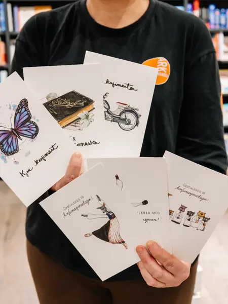 Dame som holder kort 