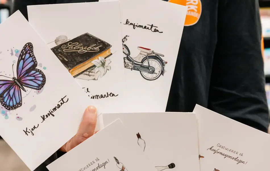 Dame som holder kort 