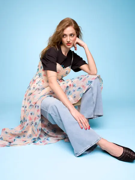 Dame som viser vårmote