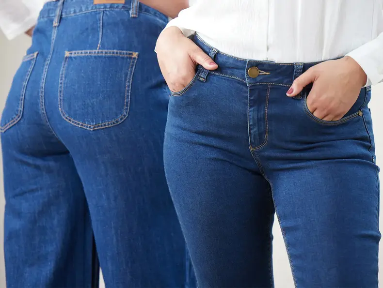To personer i blå jeans.