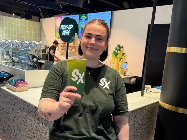 Dame holder en smoothie fra SmoothieChange