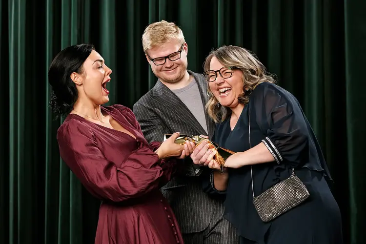 Julens festligheter står for tur med både familieselskaper, julebord på jobben og fest med venner. Se Moas flotte medarbeidere vise deg de fineste antrekkene.