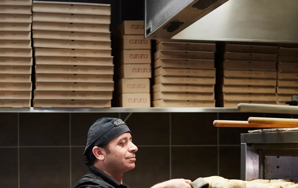 kokk som lager pizza hos grand caffe venezia