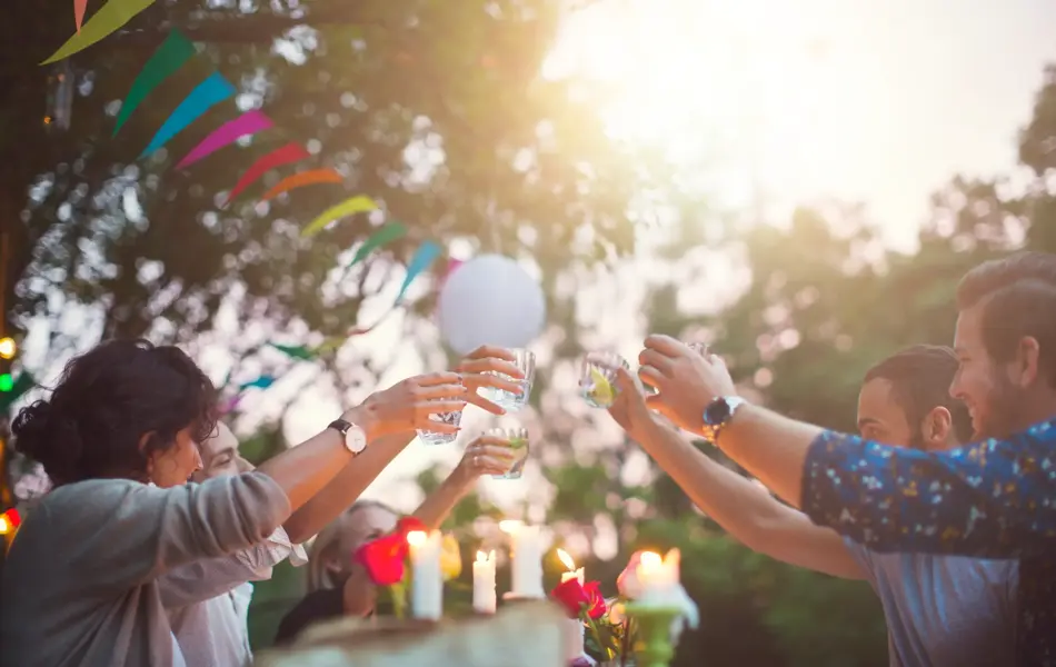 Hender som skåler på sommerfest i hage
