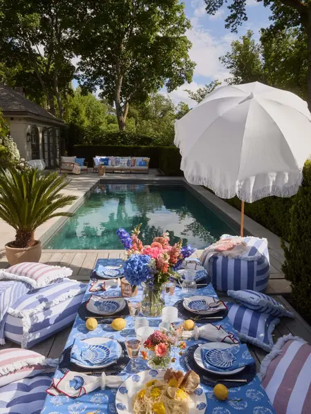 Tildekket bord utendørs ved bassengkanten