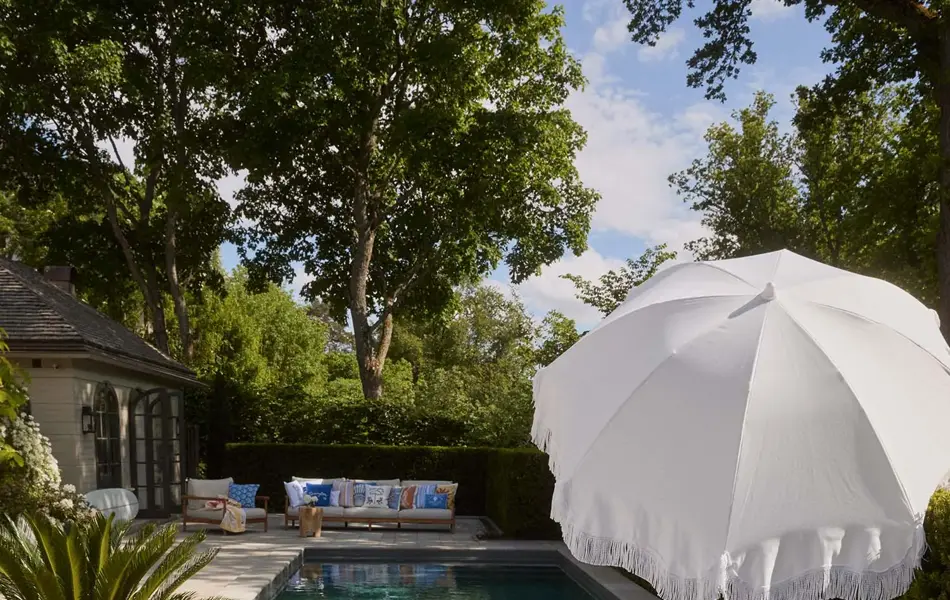 Tildekket bord utendørs ved bassengkanten