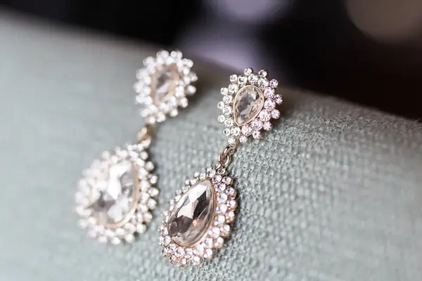 to diamant øredobber