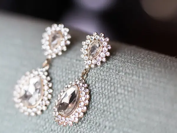 to diamant øredobber