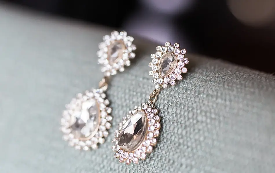 to diamant øredobber