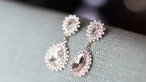 to diamant øredobber