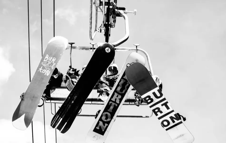 Mennesker med snowboard i skiheis.