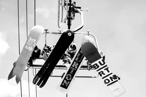 Mennesker med snowboard i skiheis.