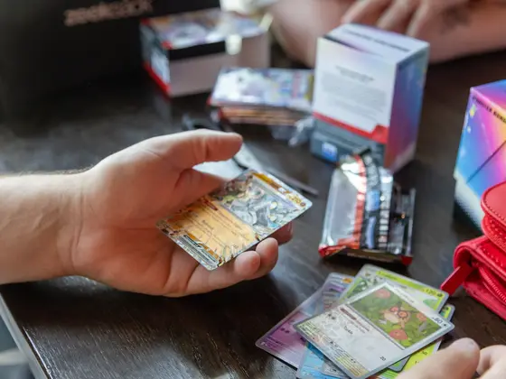 pokemonkort i hånd
