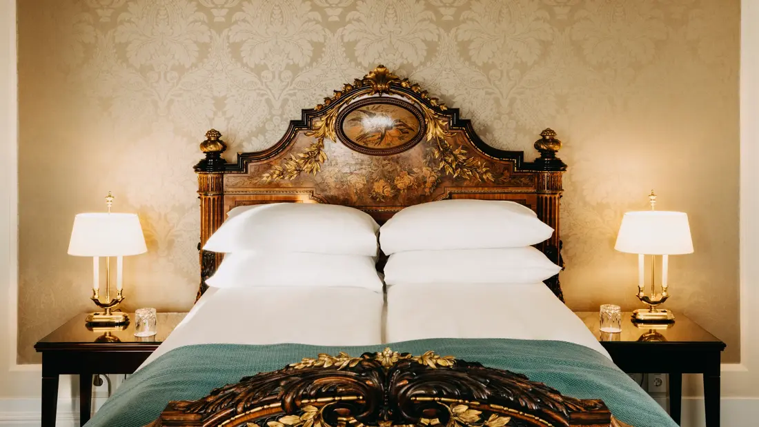 Josephine Baker, suite, to nattbord, to nattlamper, tapetvegg, brun sengeramme. 