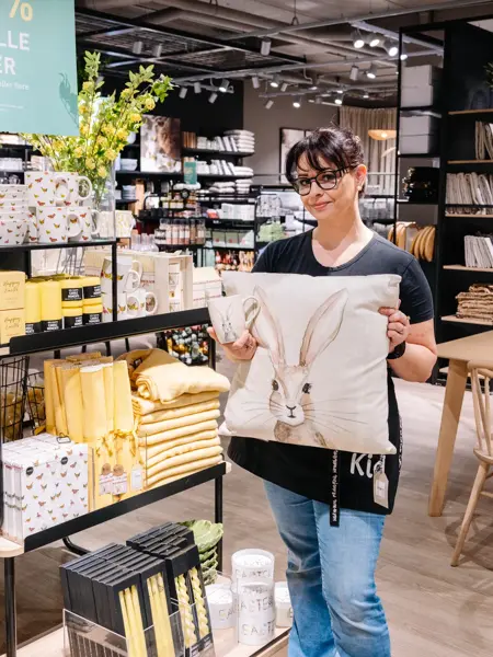 Person med påskedekorasjoner 