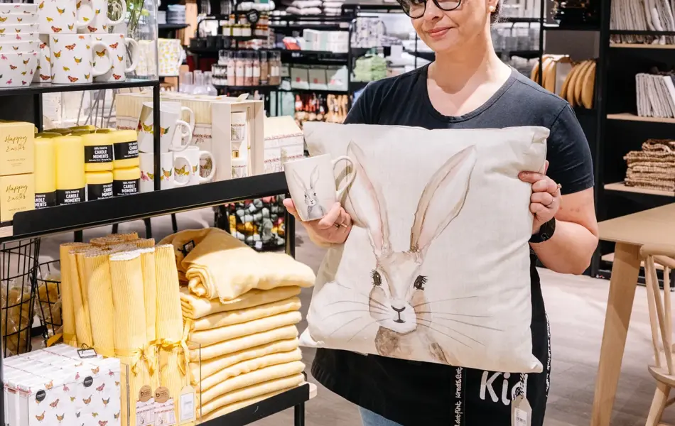 Person med påskedekorasjoner 