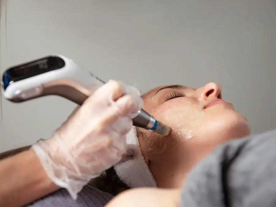 Dame får hudbehandling 