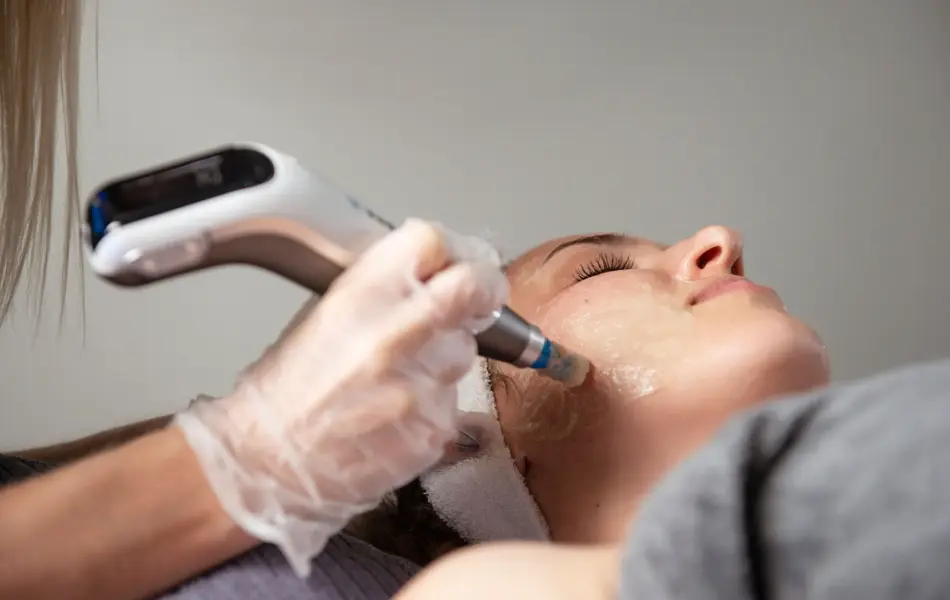 Dame får hudbehandling 