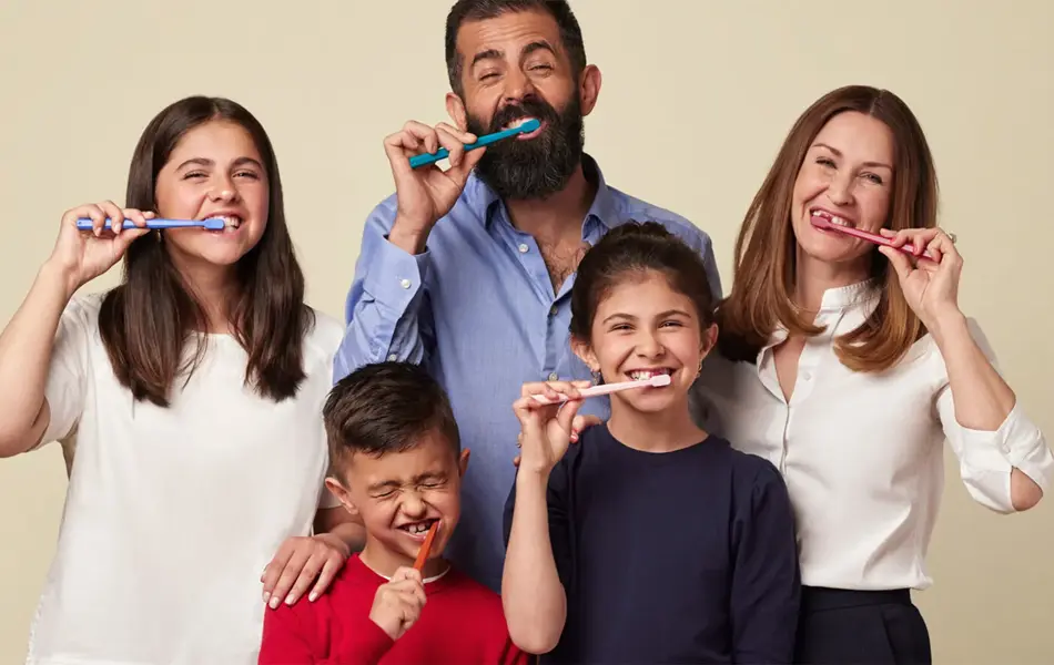 en familie som børster tennene sine