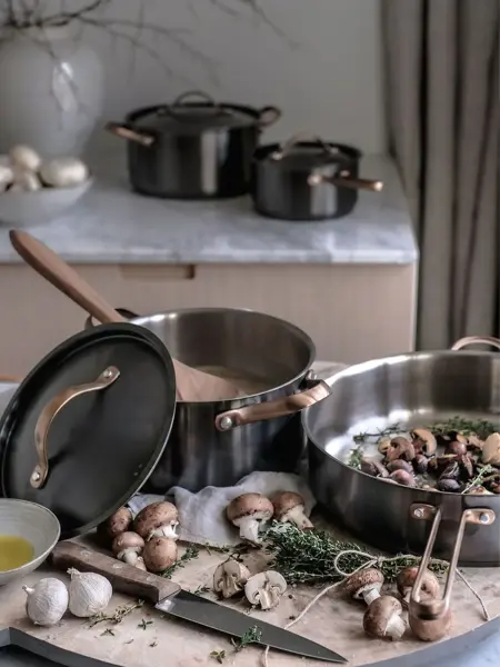 Gryter på et bord med sopp i