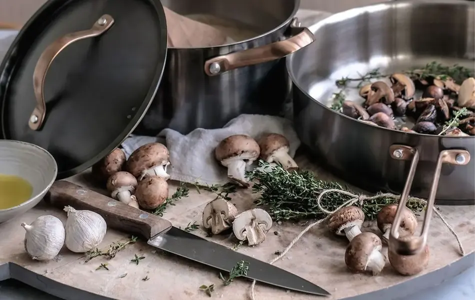 Gryter på et bord med sopp i