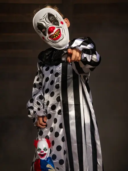 Barn kledd ut som skummel klovn