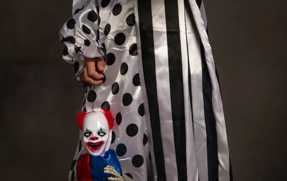 Barn kledd ut som skummel klovn