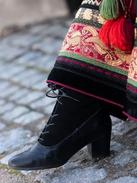 Detaljbilde av bunadsko