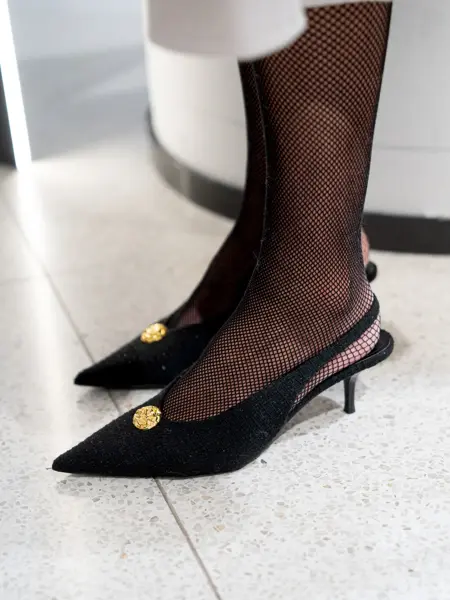 Sorte sling-back pumps med gullpynt