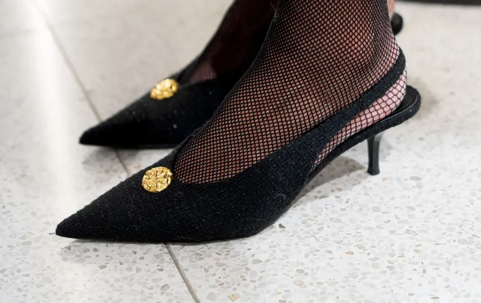 Sorte sling-back pumps med gullpynt