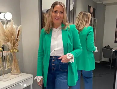 Dame med grønn blazer til jeans