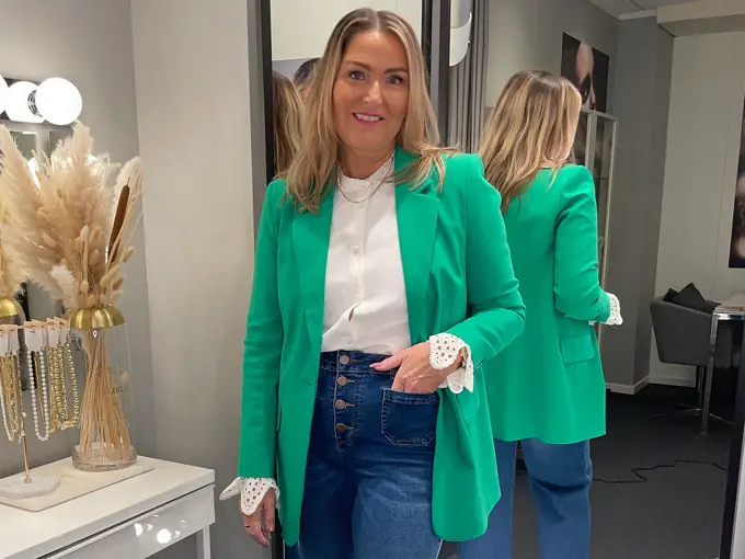 Dame med grønn blazer til jeans