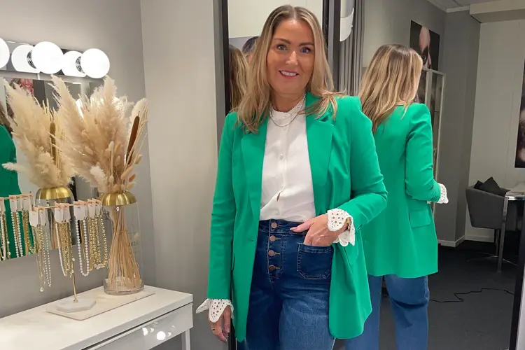Dame med grønn blazer til jeans
