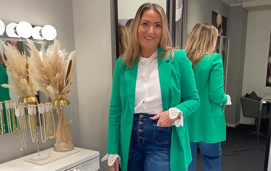 Dame med grønn blazer til jeans