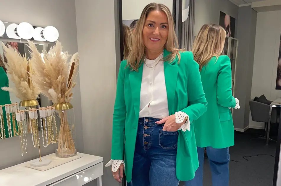 Dame med grønn blazer til jeans