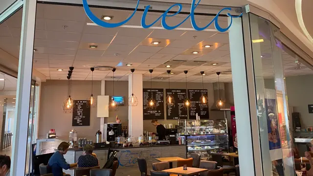 innendørs kafe med blå skilt