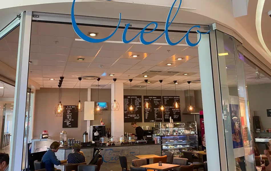 innendørs kafe med blå skilt