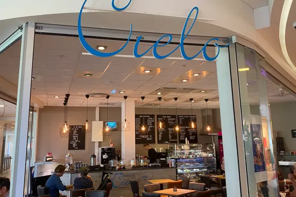 innendørs kafe med blå skilt