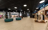Bildet viser butikker innendørs på kjøpesenteret Moldetorget.