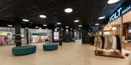 Bildet viser butikker innendørs på kjøpesenteret Moldetorget.