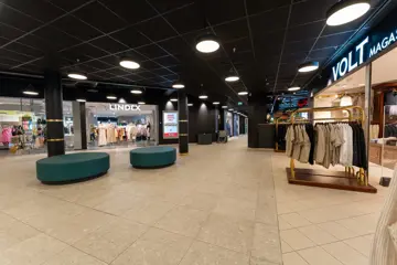 Bildet viser butikker innendørs på kjøpesenteret Moldetorget.