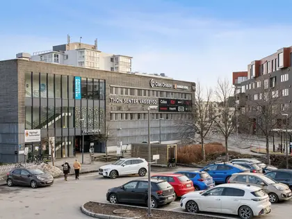 Fasadebilde av Thon Senter Vågsbygd med Thon Senter Logo.